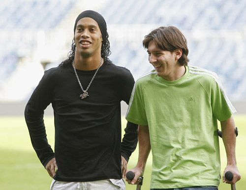 阿斯：巴萨本赛季球场外事务增多，弗里克比上赛季更加情绪化（阿斯报：巴萨本季场外风波增多，弗里克较上赛季更显情绪化）