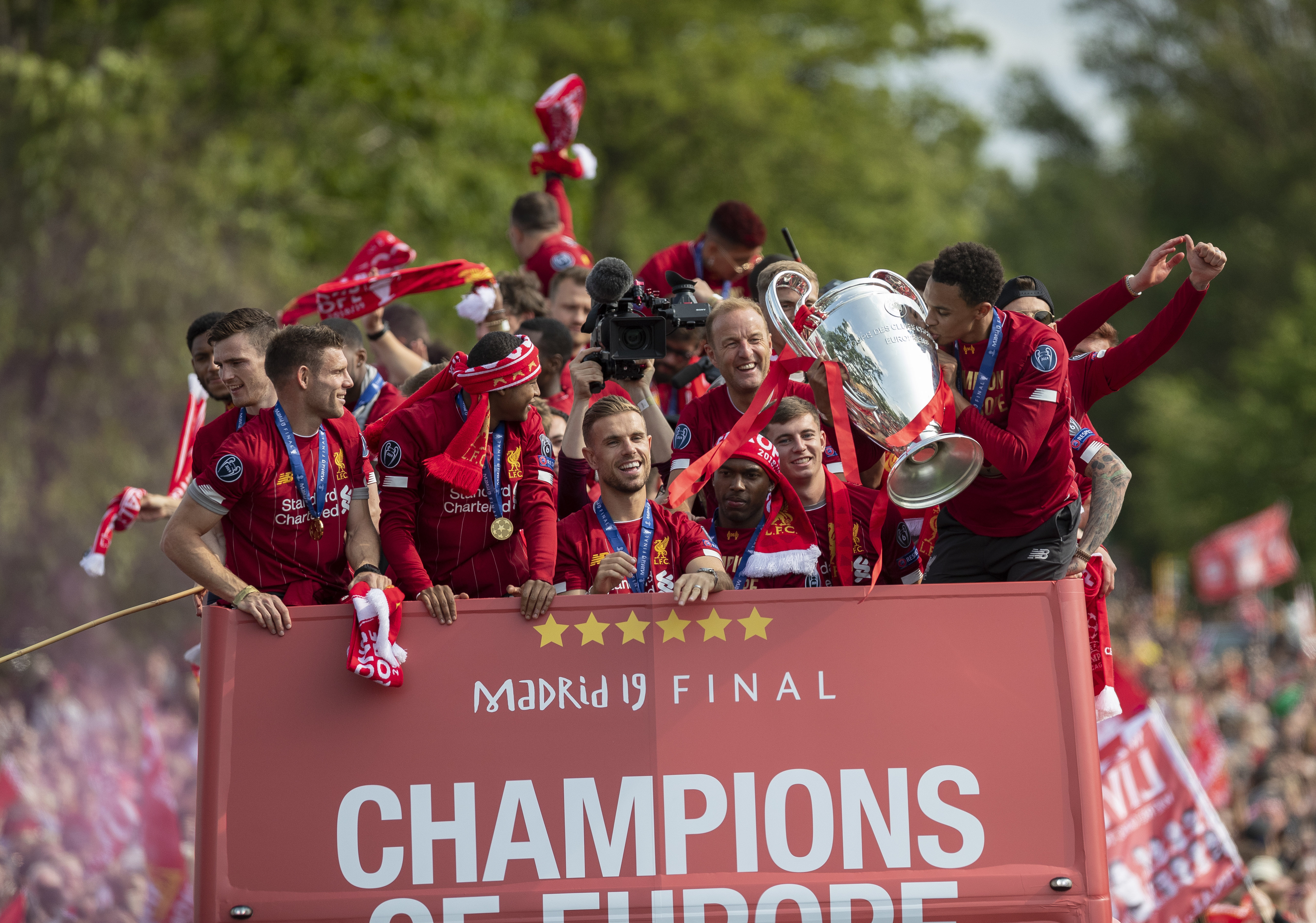 梅西因为足球改变性格！从天生内向到绝对领袖！（足球重塑梅西：从内向少年蜕变为绝对领袖）