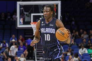 76人险胜雄鹿，马克西爆发，76人升至东部第六，雄鹿三连败。（76人险胜雄鹿，马克西发威助队升至东部第六，雄鹿吞三连败）