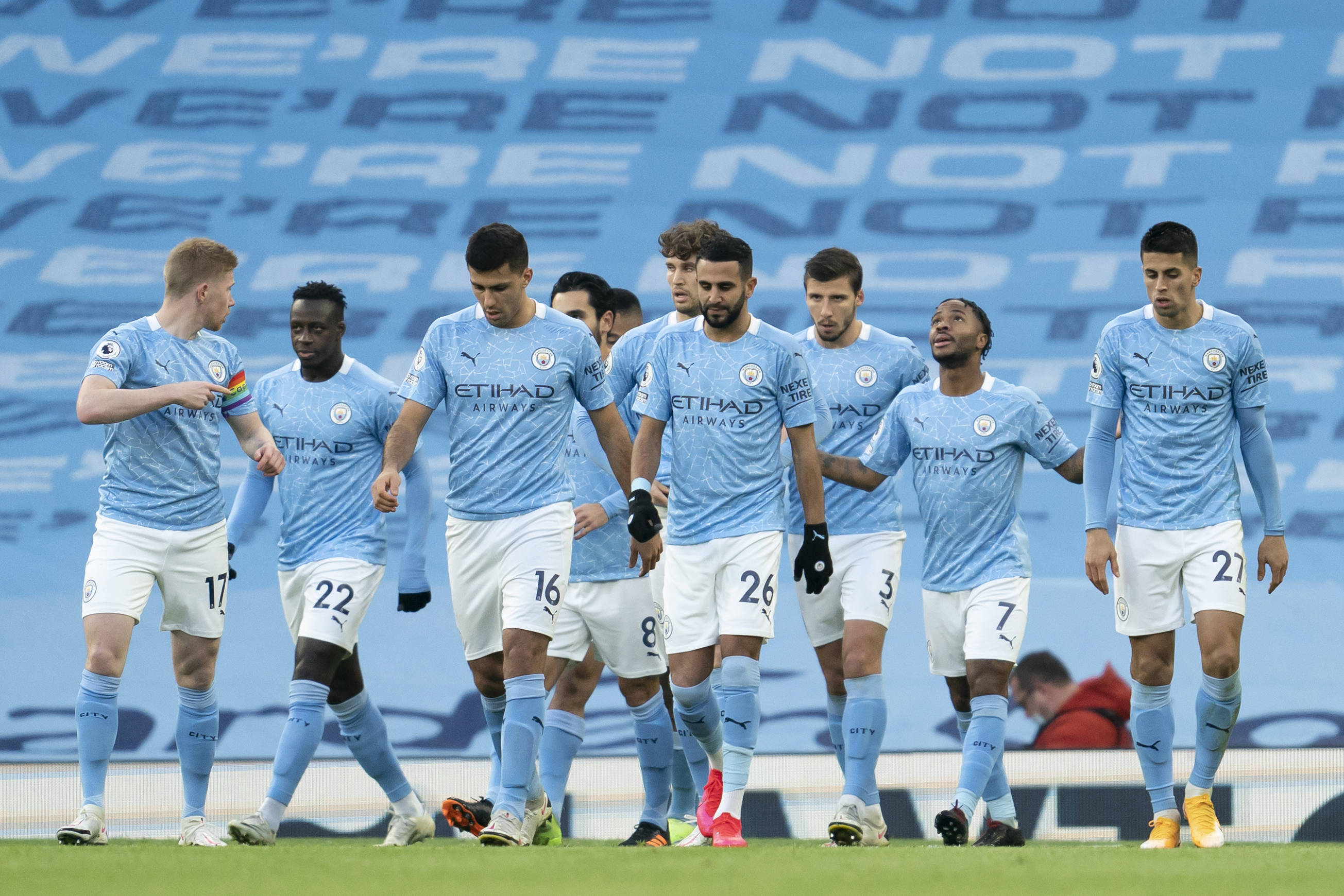 邓弗里斯：希望两到三周内复出，我们的球队就像一个大家庭（邓弗里斯：争取两三周内复出，球队氛围如同一家人）