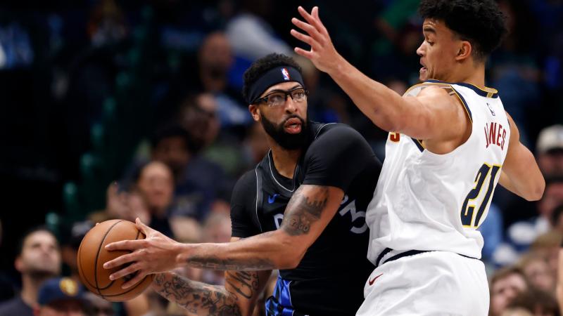 佩莱格里尼：塞维利亚落后时球迷往球场投掷杂物，这样不对（佩莱格里尼：塞维利亚球迷在球队落后时向场内掷物，行为不当）