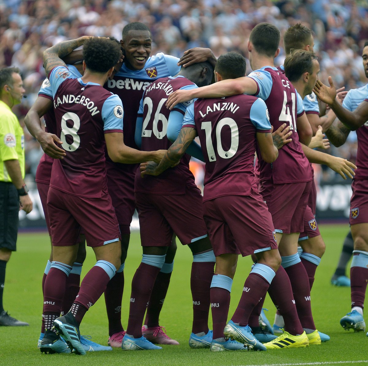 德甲进球榜：拜仁44球领跑！药厂、法兰克福并列第2！（德甲进球榜：拜仁轰44球登顶，勒沃库森与法兰克福并列次席）