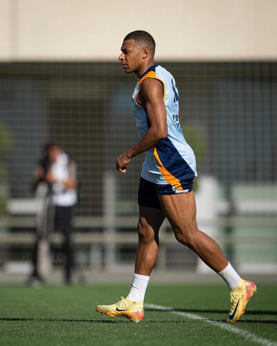 山东泰山推出官方授权球星卡，每盒售价698元（山东泰山发售官方授权球星卡，单盒定价698元）